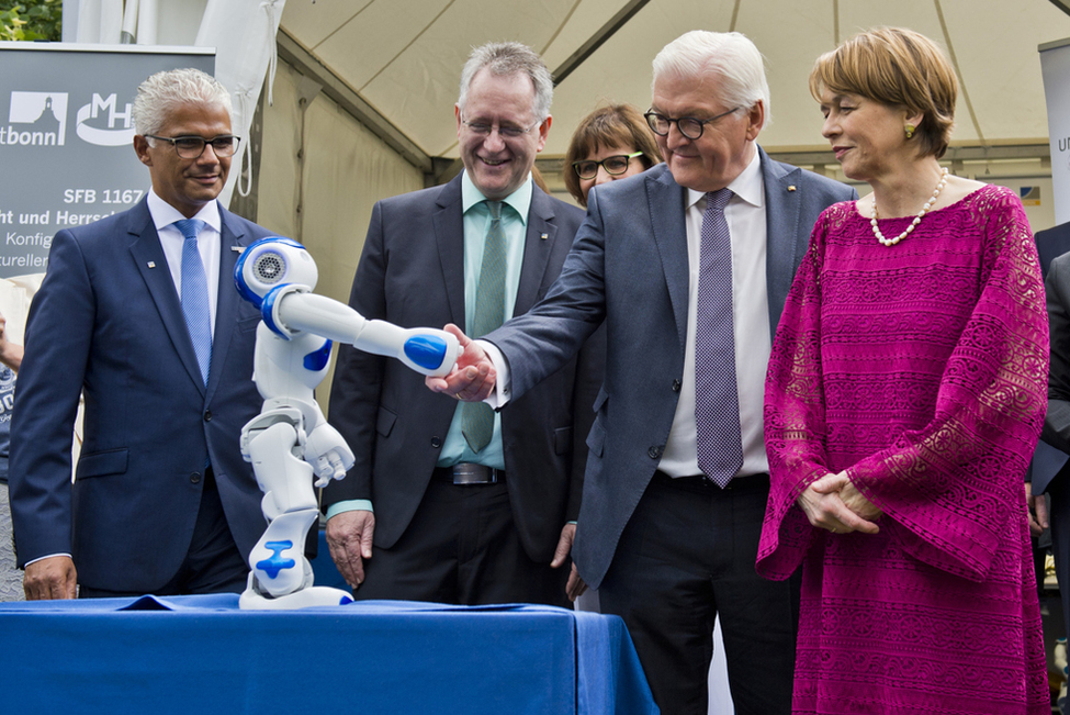 Bundespräsident Frank-Walter Steinmeier und Elke Büdenbender bei der Interaktion mit dem humanoiden Roboter 'Naomi' am Stand der Universität Bonn am Tag der offenen Tür in der Villa Hammerschmidt in Bonn 