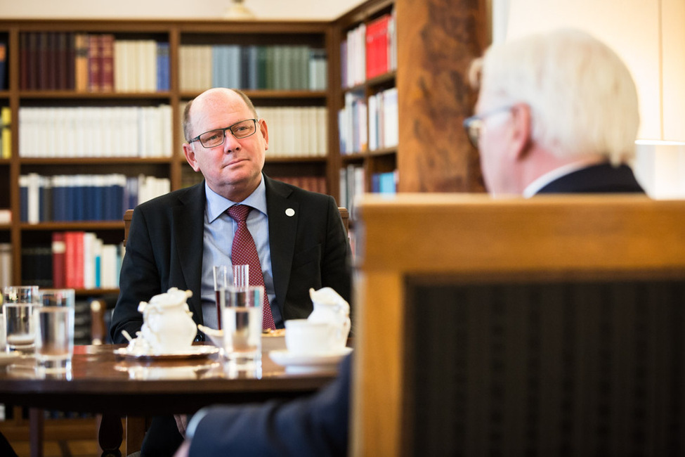 Bundespräsident Frank-Walter Steinmeier beim Gespräch mit dem Präsidenten des Schwedischen Reichstages, Urban Ahlin, im Amtszimmer von Schloss Bellevue 
