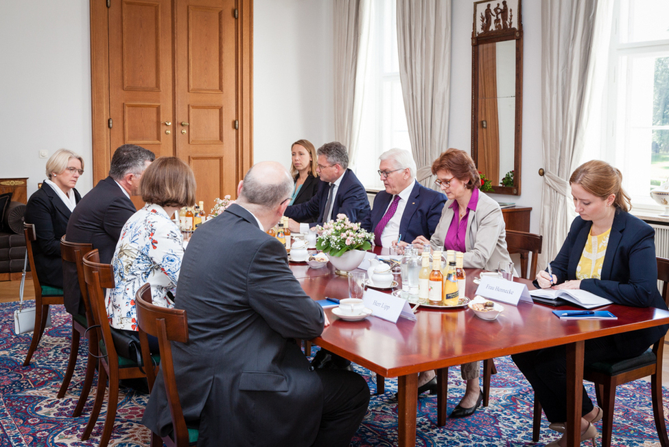 Bundespräsident Frank-Walter Steinmeier im Gespräch mit dem Vorstand des Deutschen Ethikrates im Gartensalon von Schloss Bellevue