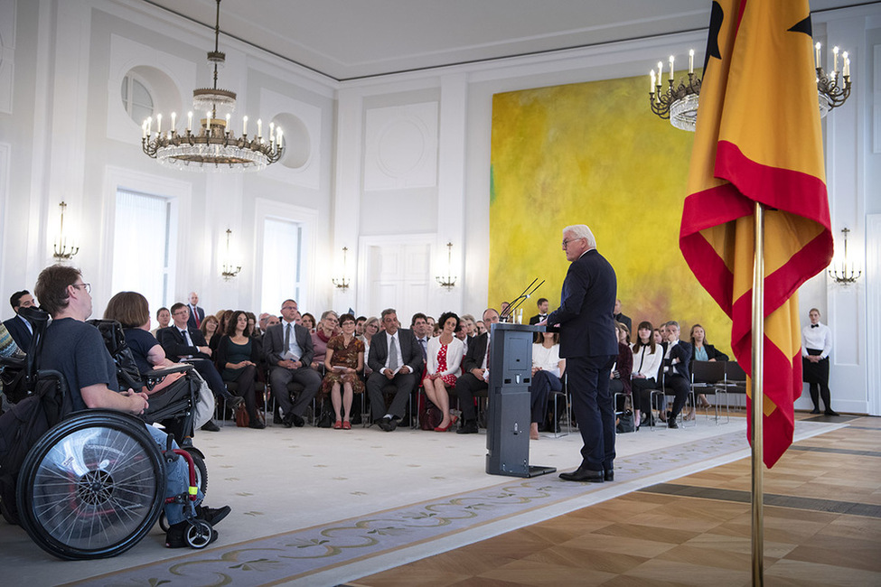 Bundespräsident Frank-Walter Steinmeier hält eine Rede anlässlich der Veranstaltung 'Stimmen der Demokratie – Abschluss der Deutschlandreise' im Großen Saal von Schloss Bellevue 