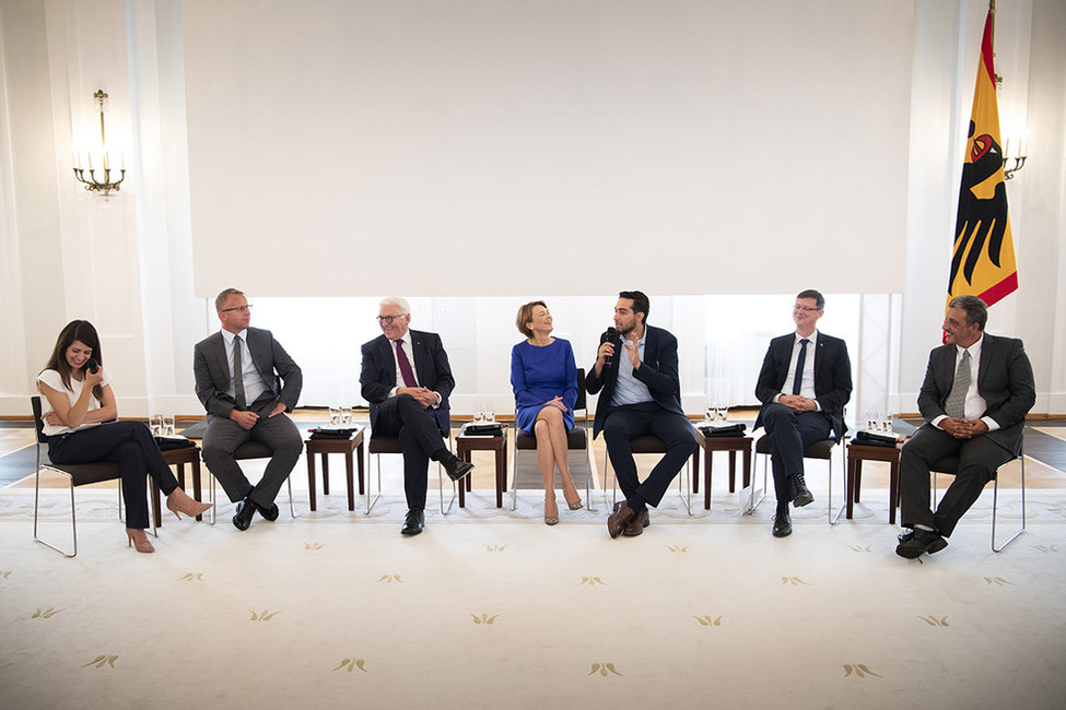 Bundespräsident Frank-Walter Steinmeier und Elke Büdenbender bei einer Gesprächsrunde mit engagierten Bürgern bei der Veranstaltung 'Stimmen der Demokratie – Abschluss der Deutschlandreise' in Schloss Bellevue 