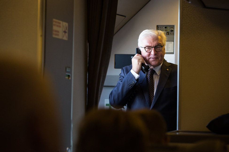 Bundespräsident Frank-Walter Steinmeier begrüßt die Mitreisenden bei der Informations- und Begegnungsreise mit dem Diplomatischen Korps und den Missionschefs internationaler Organisationen nach Bremen über das Bordmikrofon