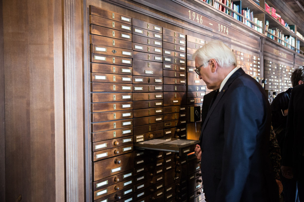 Bundespräsident Frank-Walter Steinmeier beim Rundgang durch das Auswandererhaus anlässlich der Informations- und Begegnungsreise mit dem Diplomatischen Korps und den Missionschefs internationaler Organisationen nach Bremen und Bremerhaven