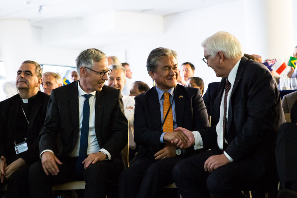 Bundespräsident Frank-Walter Steinmeier beglückwünscht den koreanischen Botschafter nach dem WM Fußballspiel bei der Informations- und Begegnungsreise mit dem Diplomatischen Korps und den Missionschefs internationaler Organisationen in Bremerhaven