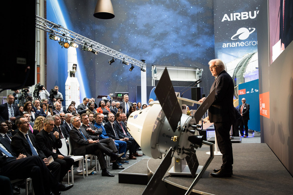 Bundespräsident Frank-Walter Steinmeier bei einer kurzen Begrüßung in der Airbushalle vor dem Space-Lab-Modell bei der Informations- und Begegnungsreise mit dem Diplomatischen Korps und den Missionschefs internationaler Organisationen nach Bremen 