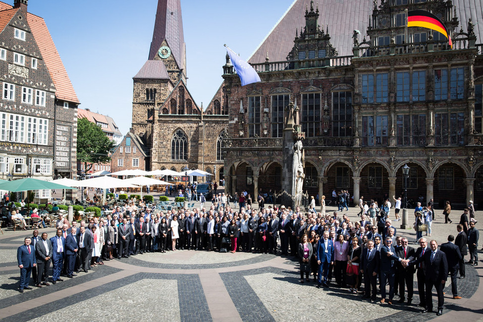 Bundespräsident Frank-Walter Steinmeier mit den mitreisenden Diplomaten bei der Informations- und Begegnungsreise mit dem Diplomatischen Korps und den Missionschefs internationaler Organisationen auf dem Bremer Marktplatz