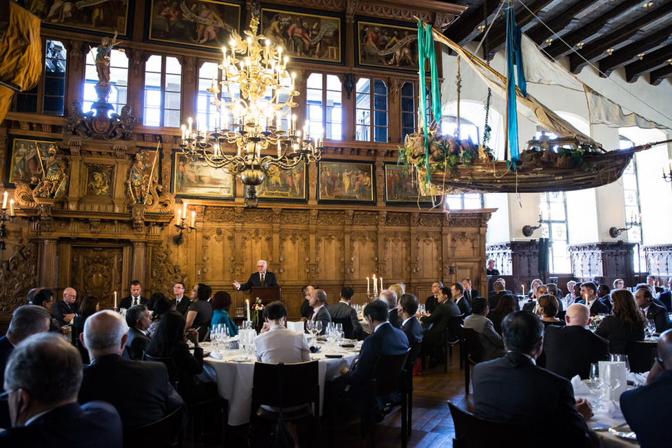 Bundespräsident Frank-Walter Steinmeier hält eine Ansprache im Festsaal des Bremer Rathauses bei der Informations- und Begegnungsreise mit dem Diplomatischen Korps und den Missionschefs internationaler Organisationen nach Bremen und Bremerhaven