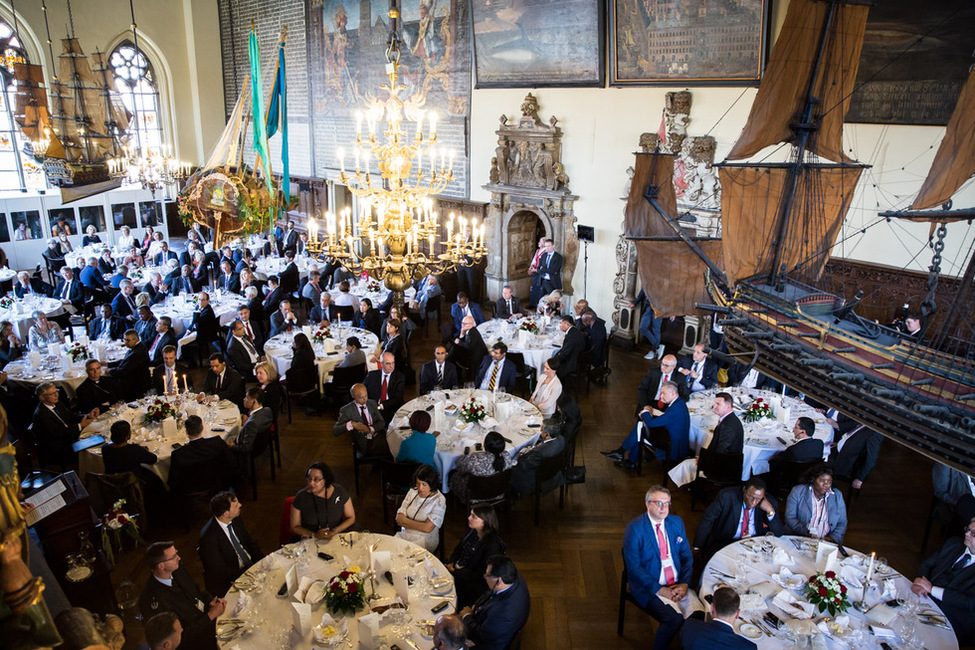 Bundespräsident Frank-Walter Steinmeier bei einem Mittagessen im Festsaal des Bremer Rathauses bei der Informations- und Begegnungsreise mit dem Diplomatischen Korps und den Missionschefs internationaler Organisationen nach Bremen und Bremerhaven