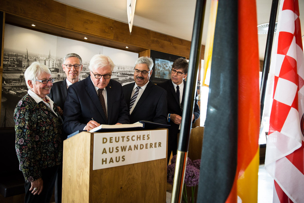 Bundespräsident Frank-Walter Steinmeier bei der Begrüßung im Auswandererhaus anlässlich der Informations- und Begegnungsreise mit dem Diplomatischen Korps und den Missionschefs internationaler Organisationen nach Bremen und Bremerhaven