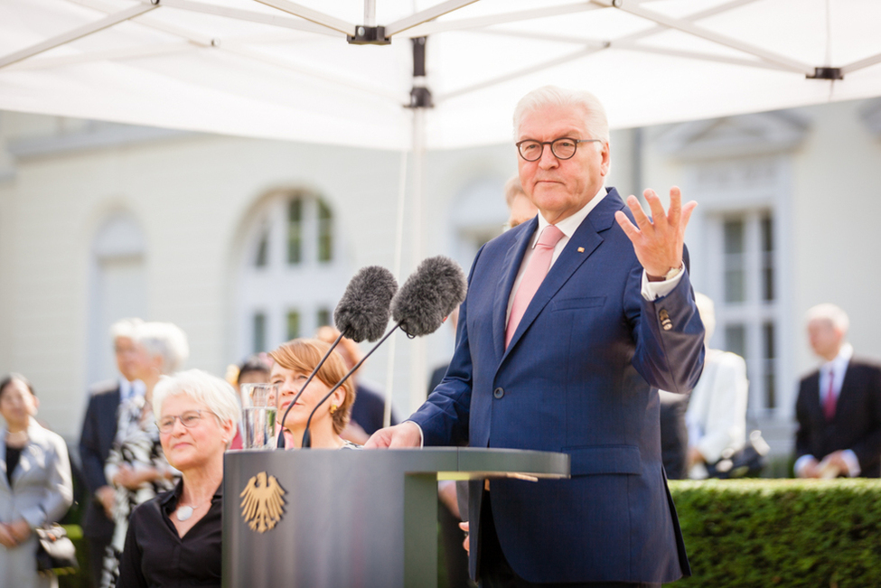 Bundespräsident Frank-Walter Steinmeier hält eine Ansprache beim Empfang für Stipendiatinnen und Stipendiaten der Alexander von Humboldt-Stiftung im Schlosspark von Schloss Bellevue 