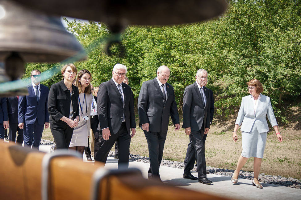 Bundespräsident Frank-Walter Steinmeier und Elke Büdenbender beim Rundgang über die Gedenkstätte Malyj Trostenez in Minsk in der Republik Belarus 