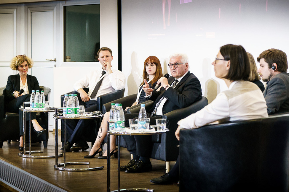 Bundespräsident Frank-Walter Steinmeier bei einer Podiumsdiskussion mit jungen Historikerinnen und Historikern zum Thema "Gedenken für eine gemeinsame europäische Zukunft" der Internationalen Bildungs- und Begegnungsstätte „Johannes Rau“ (IBB) in Minsk 