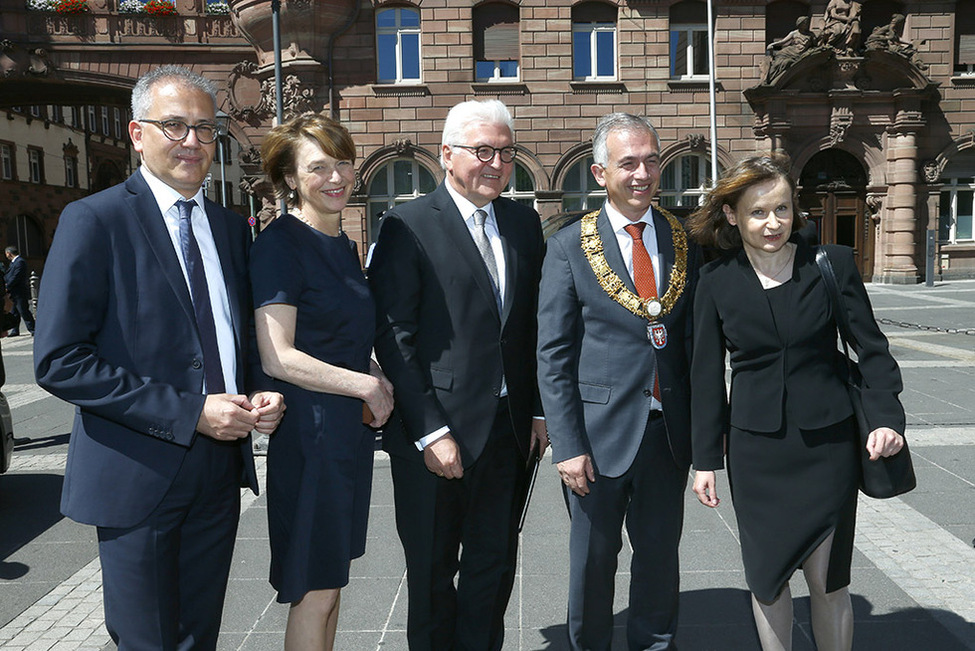 Bundespräsident Frank-Walter Steinmeier und Elke Büdenbender werden vom hessischen Wirtschaftsminister, Tarek Al-Wazir, dem Frankfurter Oberbürgermeister, Peter Feldmann, und der Direktorin des Fritz Bauer Instituts, Sybille Steinbacher, begrüßt 