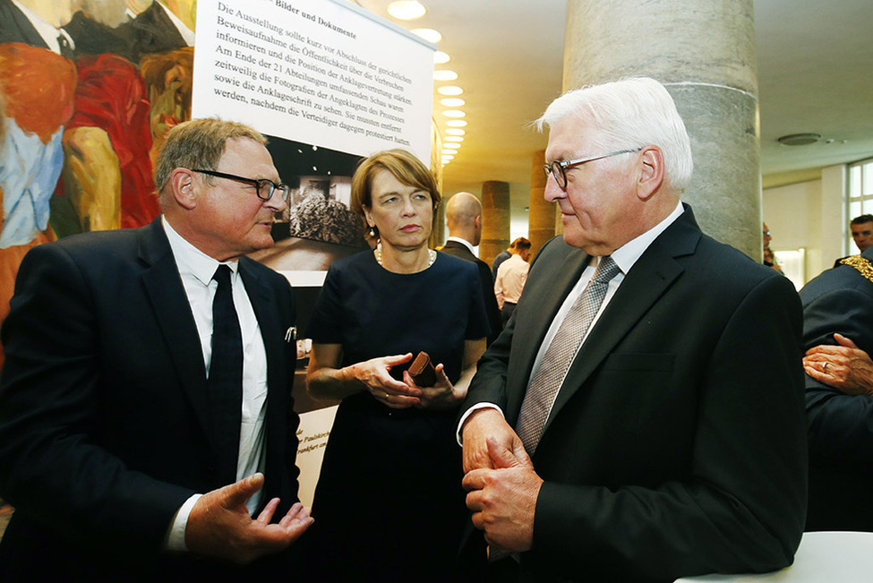 Bundespräsident Frank-Walter Steinmeier und Elke Büdenbender beim Rundgang durch die Fotoausstellung in der Wandelhalle im Erdgeschoss der Paulskirche in Frankfurt am Main