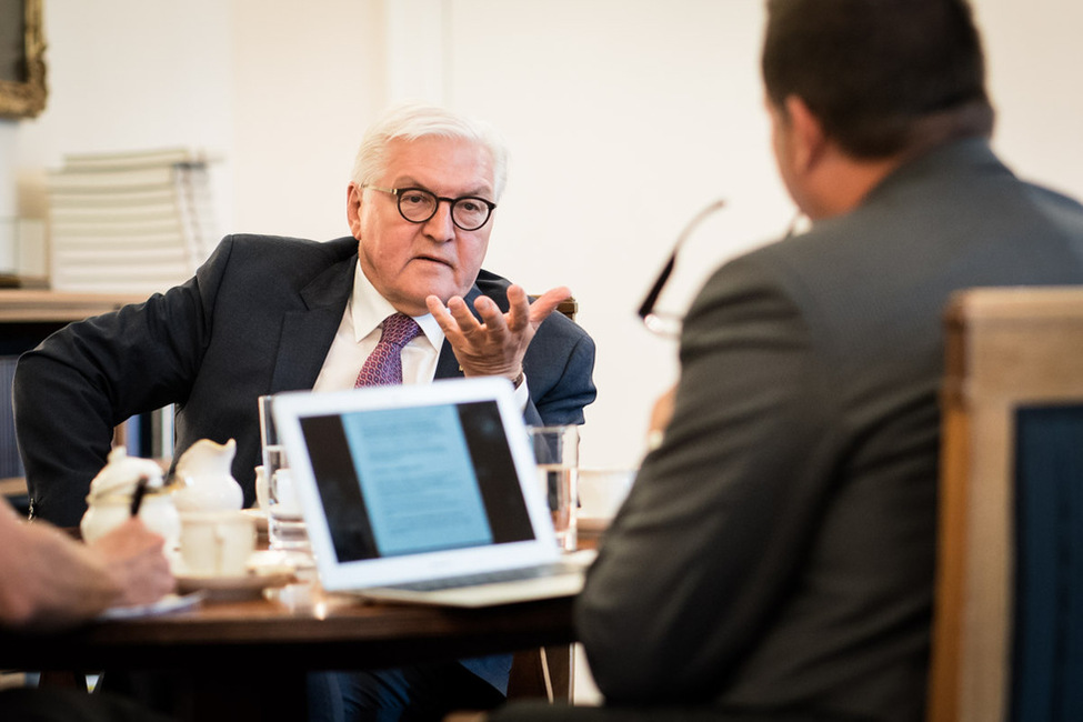 Bundespräsident Frank-Walter Steinmeier beim Interview mit den Chefredakteuren Norbert Tiemann, Ralf Geisenhanslüke und Burkhard Ewert von der Neuen Osnabrücker Zeitung im Amtszimmer von Schloss Bellevue