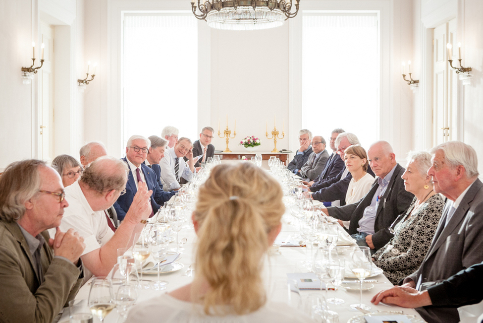 Bundespräsident Frank-Walter Steinmeier und Elke Büdenbender bei einem Abendessen mit Persönlichkeiten der 68er-Bewegung im Schinkelsaal von Schloss Bellevue