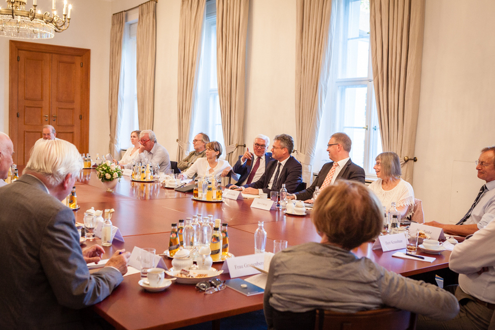 Bundespräsident Frank-Walter Steinmeier und Elke Büdenbender im Gespräch zum Thema „50 Jahre 68er-Bewegung“ im Gartensalon in Schloss Bellevue