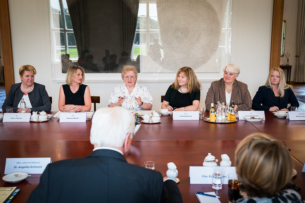 Bundespräsident Frank-Walter Steinmeier und Elke Büdenbender im Gespräch mit dem Interministeriellen Arbeitskreis der Gleichstellungsbeauftragten der obersten Bundesbehörden in der Galerie in Schloss Bellevue