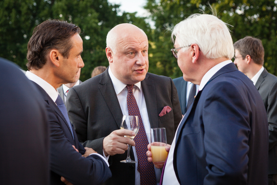 Bundespräsident Frank-Walter Steinmeier tauscht sich mit Präsident George Tsereteli bei der 27. Jahrestagung der Parlamentarischen Versammlung der OSZE im Schlosspark von Schloss Bellevue aus