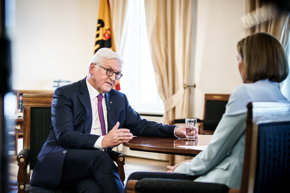 Bundespräsident Frank-Walter Steinmeier im ZDF-Sommerinterview mit der Journalistin Bettina Schausten im Amtszimmer von Schloss Bellevue