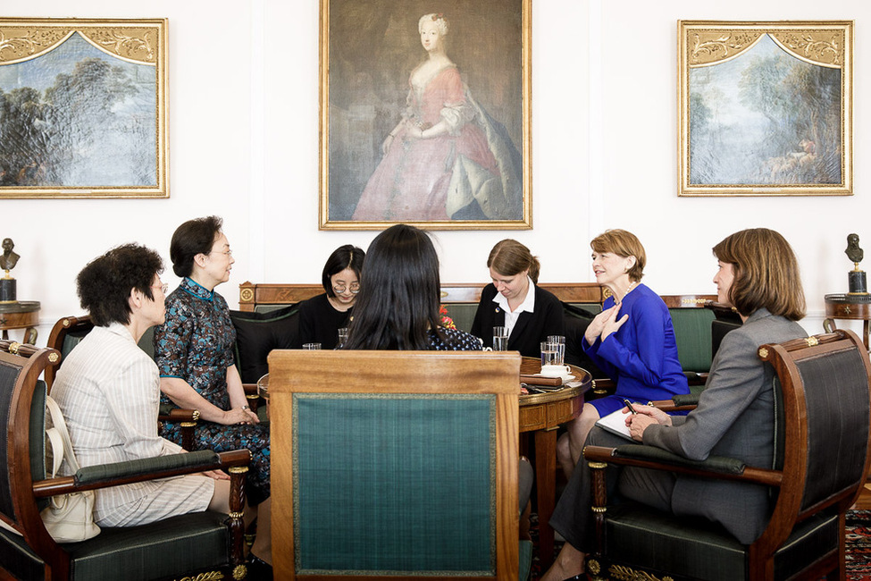Elke Büdenbender beim Gespräch mit Cheng Hong, Ehefrau von Li Keqiang, dem Ministerpräsidenten der Volksrepublik China, im Salon Luise von Schloss Bellevue 