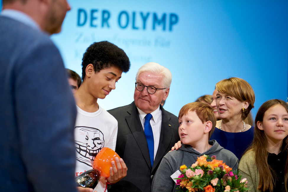 Bundespräsident Frank-Walter Steinmeier und Elke Büdenbender beglückwünschen den Preisträgern und Preisträgerinnen bei der Verleihung des 'Zukunftspreises für Kulturbildung – DER OLYMP' in der Barenboim-Said Akademie in Berlin 