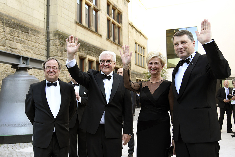 Bundespräsident Frank-Walter Steinmeier begrüßt die Präsident von Lettland, Raimonds Vējonis, anlässlich des Abendessens zu Ehren der Preisträger des Internationalen Preises des Westfälischen Friedens 2018 im Landesmuseum in Münster 