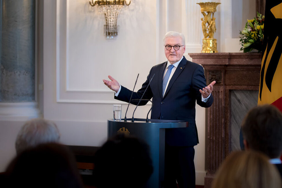 Bundespräsident Frank-Walter Steinmeier hält eine Ansprache anlässlich des Richterwechsels am Bundesverfassungsgericht im Langhanssaal von Schloss Bellevue 