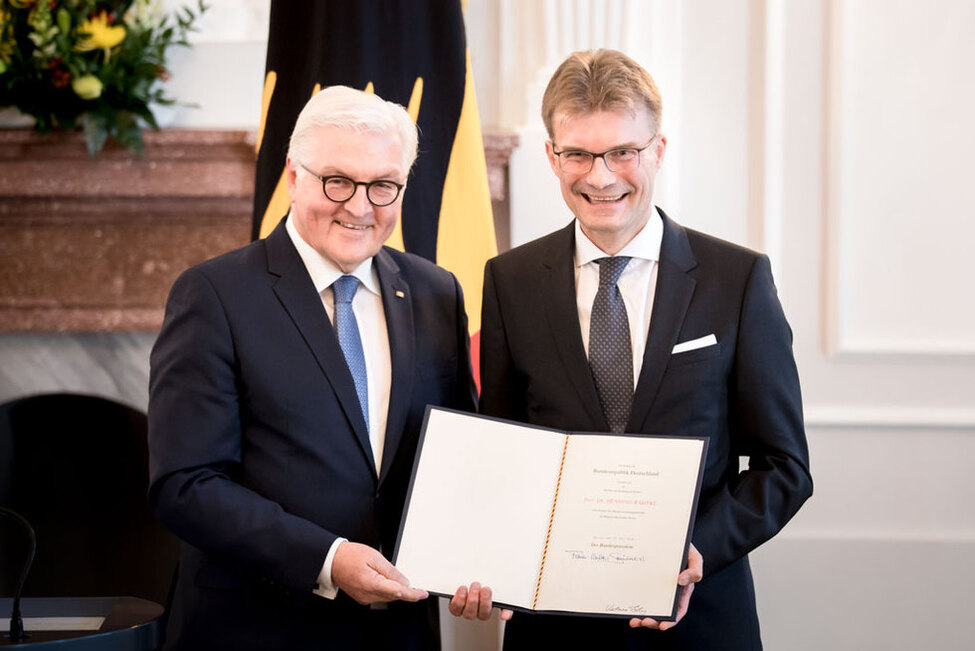 Bundespräsident Frank-Walter Steinmeier bei der Aushändigung der Ernennungsurkunde und Vereidigung von Henning Radtke  im Langhanssaal von Schloss Bellevue anlässlich des Richterwechsels am Bundesverfassungsgericht