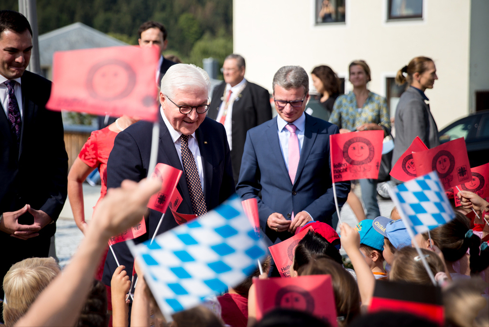 Bundespräsident Frank-Walter Steinmeier wird vor dem Forschungscampus Grafenau der Technischen Hochschule Deggendorf in Grafenau anlässlich seiner Regionalreise in den Bayerischen Wald begrüßt 