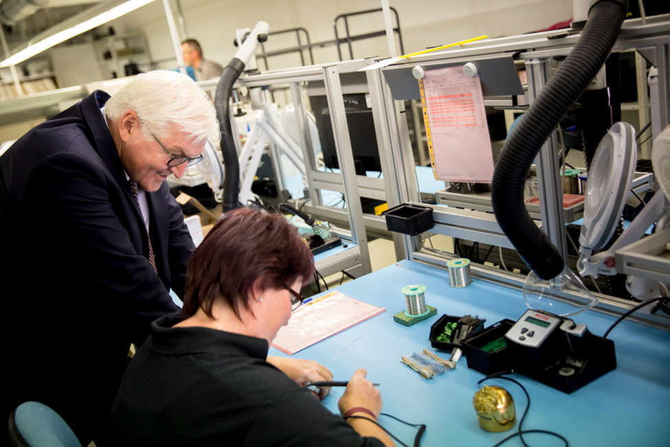 Bundespräsident Frank-Walter Steinmeier beim Rundgang durch die Werkhalle des Unternehmensverbunds Technagon GmbH und Dittrich & Greipl GmbH im Haus im Wald/Perlesreut anlässlich seiner Regionalreise in den Bayerischen Wald 