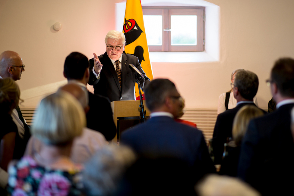 Bundespräsident Frank-Walter Steinmeier hält eine Ansprache beim Empfang für ehrenamtlich Engagierte in der Bauhütte von Perlesreut anlässlich seiner Regionalreise in den Bayerischen Wald