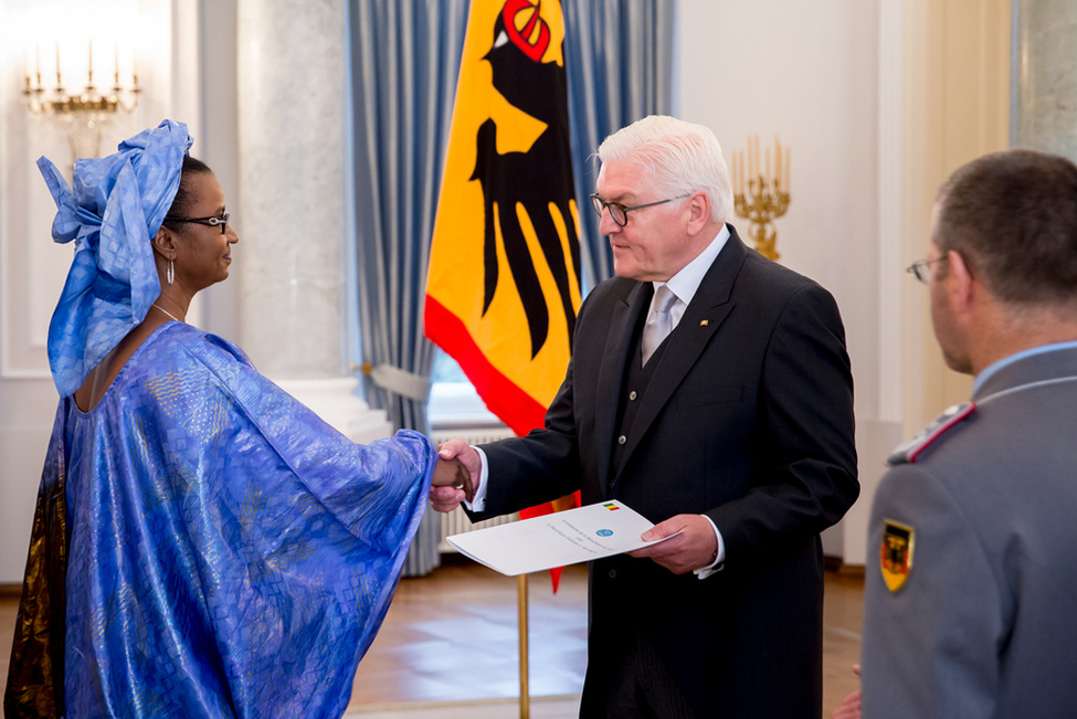 Bundespräsident Frank-Walter Steinmeier beim Empfang des Beglaubigungsschreibens von  Oumou Sall-Seck aus der Republik Mali im Langhanssaal von Schloss Bellevue anlässlich der Akkreditierung von Botschafterinnen und Botschaftern