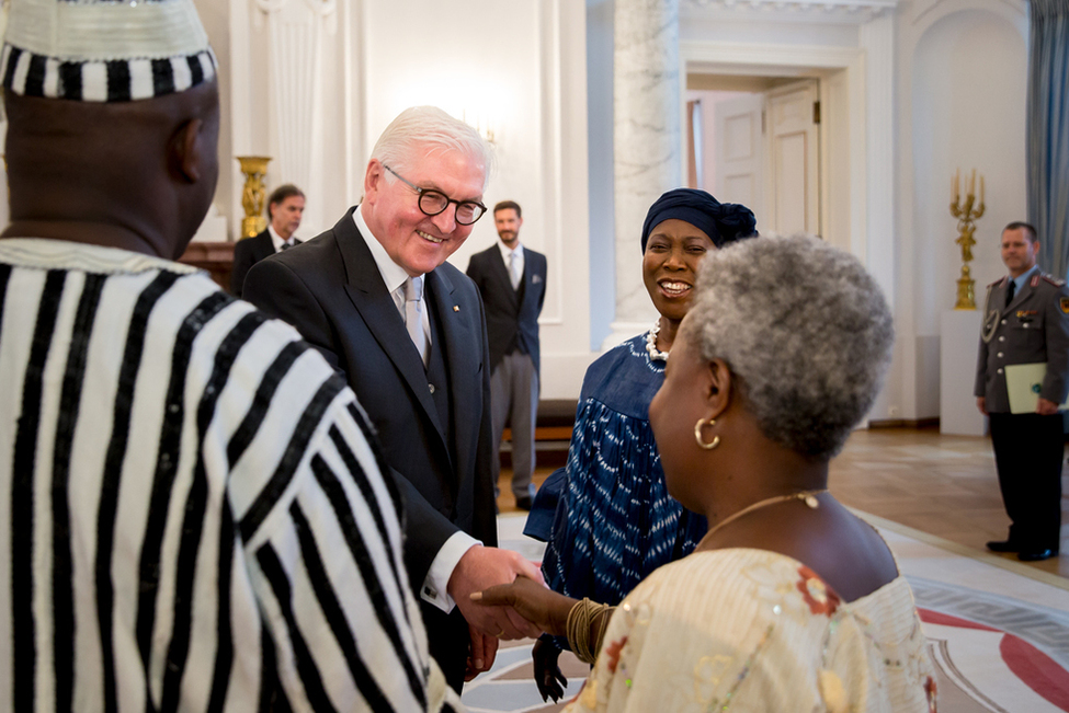 Bundespräsident Frank-Walter Steinmeier wird die Delegation von Youngor Telewoda aus der Republik Liberia im Langhanssaal von Schloss Bellevue anlässlich der Akkreditierung von Botschafterinnen und Botschaftern vorgestellt 