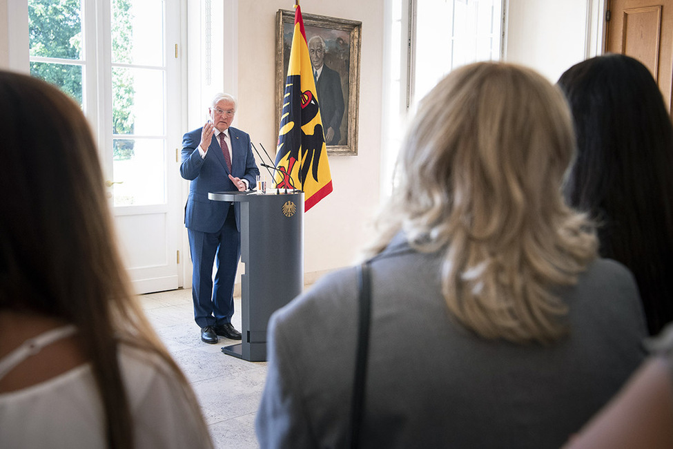 Bundespräsident Frank-Walter Steinmeier hält eine Ansprache in der Eingangshalle anlässlich eines Gesprächs mit Bürgerinnen und Bürgern aus der Nachbarschaft bei einer türkisch-deutschen Kaffeetafel im Schlosspark 