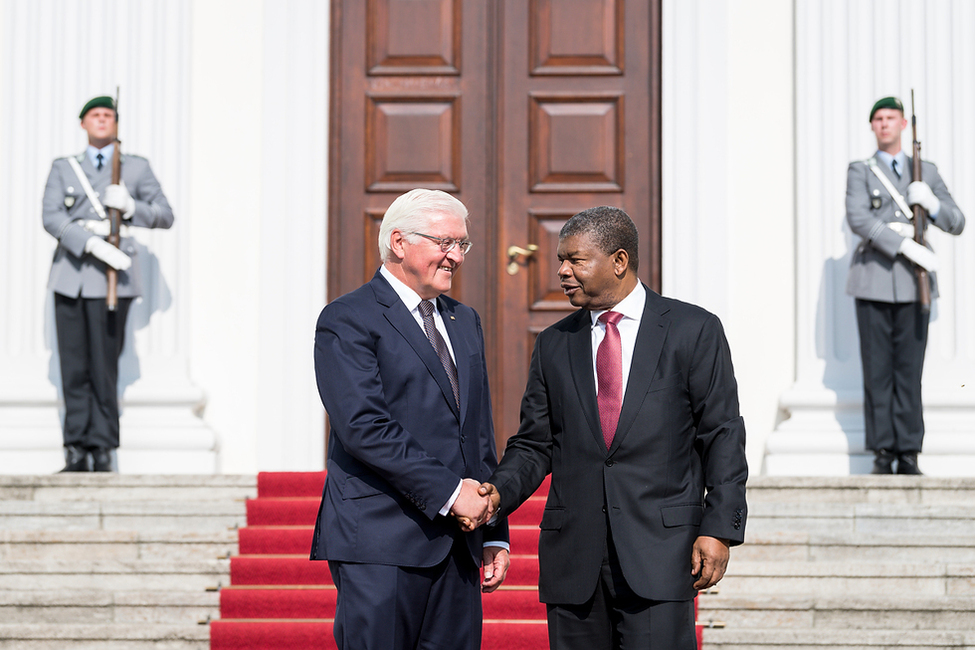 Bundespräsident Frank-Walter Steinmeier begrüßt den Staatspräsidenten der Republik Angola, João Manuel Gonçalves Lourenço, am Schlossportal von Schloss Bellevue 