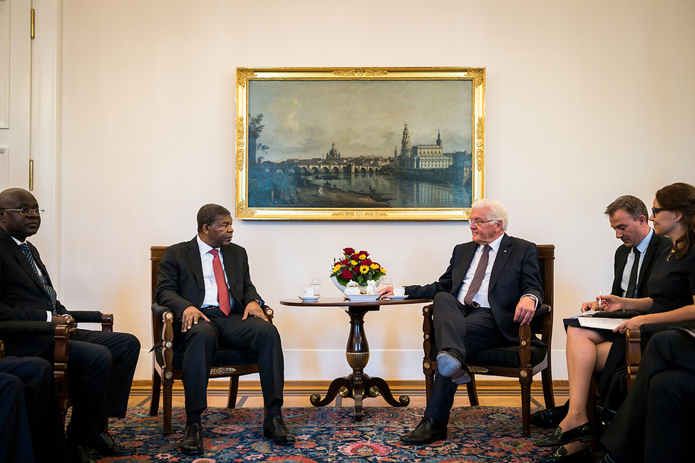 Bundespräsident Frank-Walter Steinmeier beim Gespräch mit dem Staatspräsidenten der Republik Angola, João Manuel Gonçalves Lourenço, im Amtszimmer von Schloss Bellevue 