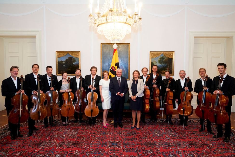 Bundespräsident Frank-Walter Steinmeier und Elke Büdenbender bei der Begegnung mit den Musikerinnen und Musikern anlässlich des Konzertabends mit den '12 Cellisten der Berliner Philharmoniker' in Schloss Bellevue 