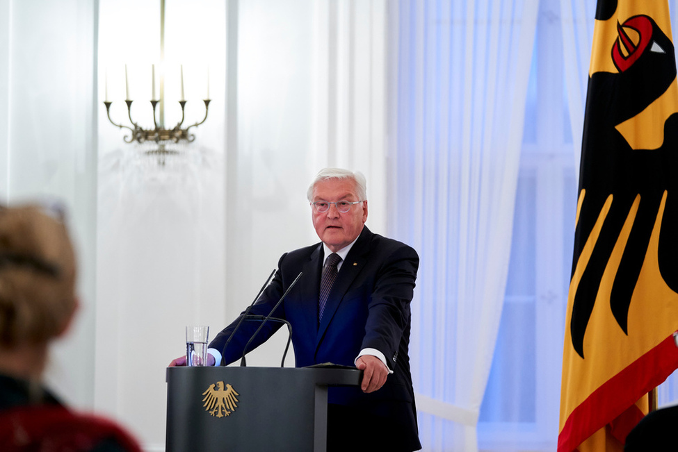 Bundespräsident Frank-Walter Steinmeier hält eine Ansprache beim Konzertabend mit den '12 Cellisten der Berliner Philharmoniker' im Großen Saal von Schloss Bellevue 