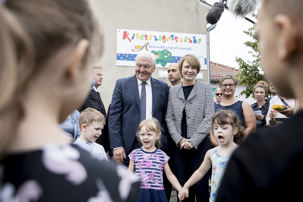 Bundespräsident Frank-Walter Steinmeier und Elke Büdenbender besuchen die Kindertagesstätte 'Abenteuerland' in Tantow anlässlich der Reise in die Uckermark im Rahmen von 'Land in Sicht – Zukunft ländlicher Räume'