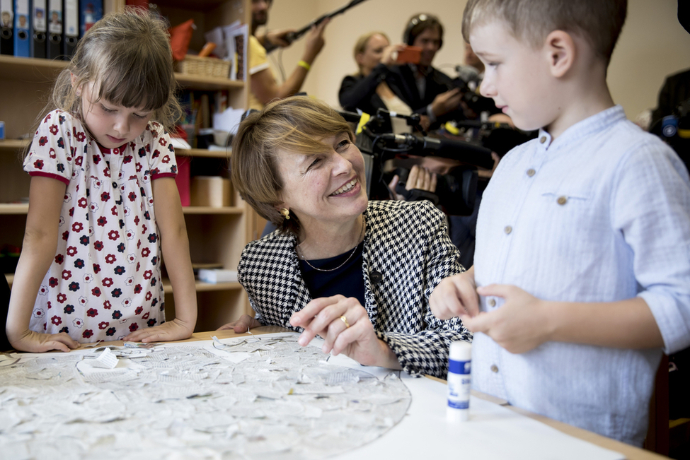 Elke Büdenbender bei der Begegnung mit Kindern in der Kindertagesstätte 'Abenteuerland' in Tantow anlässlich der Reise in die Uckermark im Rahmen von 'Land in Sicht – Zukunft ländlicher Räume'