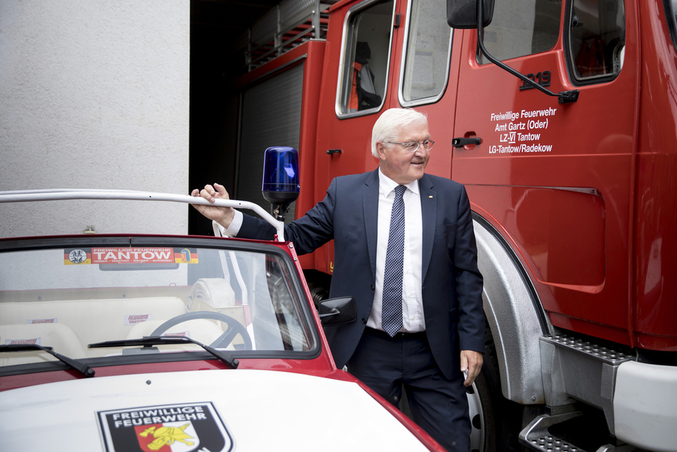 Bundespräsident Frank-Walter Steinmeier besucht das Feuerwehrhaus der Freiwilligen Feuerwehr Tantow anlässlich der Reise in die Uckermark im Rahmen von 'Land in Sicht – Zukunft ländlicher Räume'