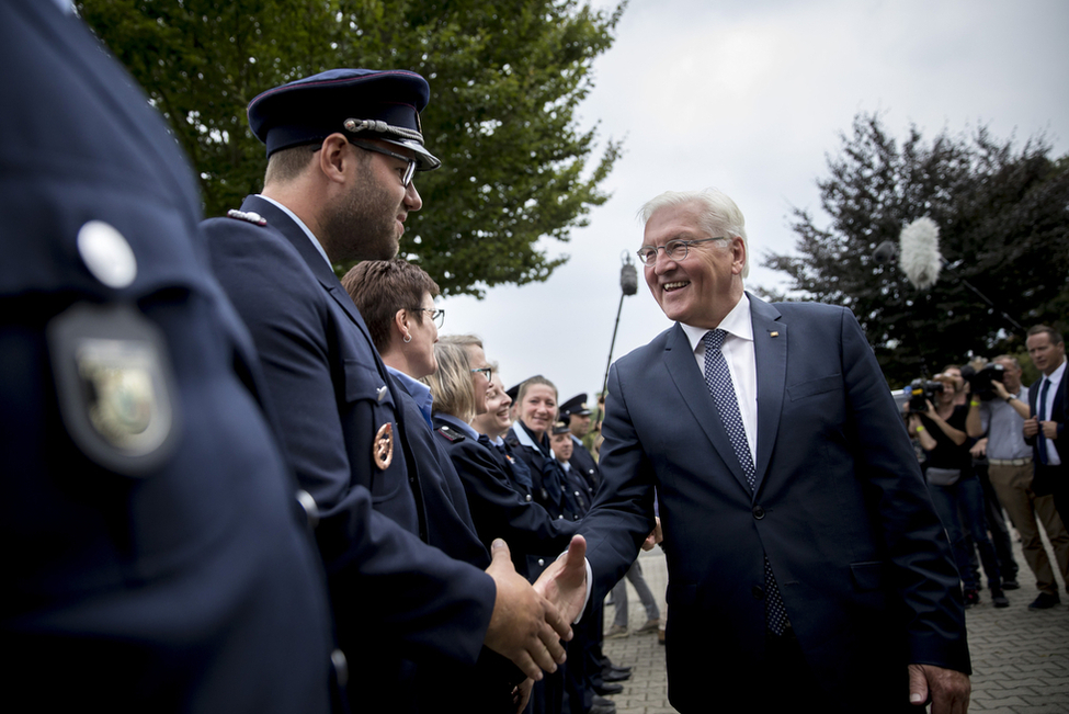 Bundespräsident Frank-Walter Steinmeier begrüßt Polizisten der deutschen und polnischen Grenzstreife in Tantow anlässlich der Reise in die Uckermark im Rahmen von 'Land in Sicht – Zukunft ländlicher Räume'