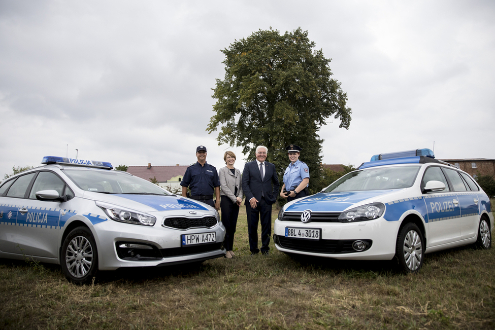 Bundespräsident Frank-Walter Steinmeier und Elke Büdenbender tauschen sich mit Polizisten der deutschen und polnischen Grenzstreife in Tantow anlässlich der Reise in die Uckermark im Rahmen von 'Land in Sicht – Zukunft ländlicher Räume' aus