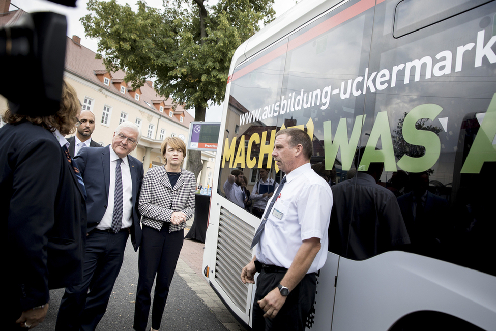 Bundespräsident Frank-Walter Steinmeier und Elke Büdenbender werden die Projekte KombiBus und RufBus bei der Reise in die Uckermark im Rahmen von 'Land in Sicht – Zukunft ländlicher Räume' vorgestellt