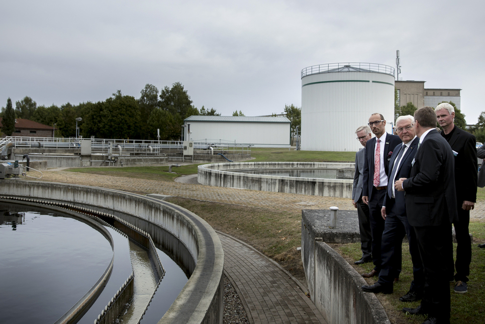 Bundespräsident Frank-Walter Steinmeier beim Rundgang über die Kläranlage der Stadtwerke Prenzlau bei der Reise in die Uckermark im Rahmen von 'Land in Sicht – Zukunft ländlicher Räume'