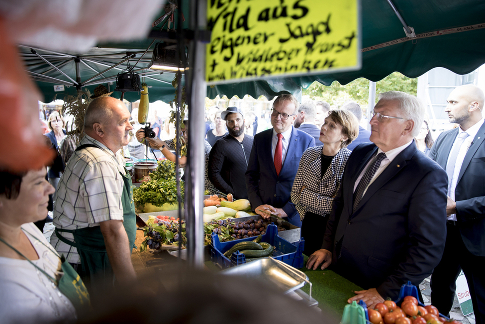 Bundespräsident Frank-Walter Steinmeier und Elke Büdenbender beim Gang über den Marktplatz anlässlich der Reise in die Uckermark im Rahmen von 'Land in Sicht – Zukunft ländlicher Räume'