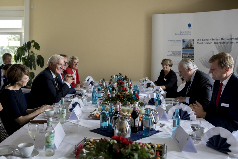 Bundespräsident Frank-Walter Steinmeier und Elke Büdenbender bei einer Gesprächsrunde zur medizinischen Versorgungssituation im SANA Krankenhaus Templin anlässlich der Reise in die Uckermark im Rahmen von 'Land in Sicht – Zukunft ländlicher Räume'