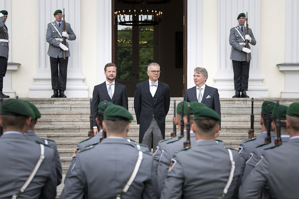 Hissen der Flagge beim kleinen militärischen Zeremoniell für den Botschafter der Schweizerischen Eidgenossenschaft, Paul Seger, im Ehrenhof von Schloss Bellevue anlässlich der Akkreditierung  von Botschafterinnen und Botschaftern 