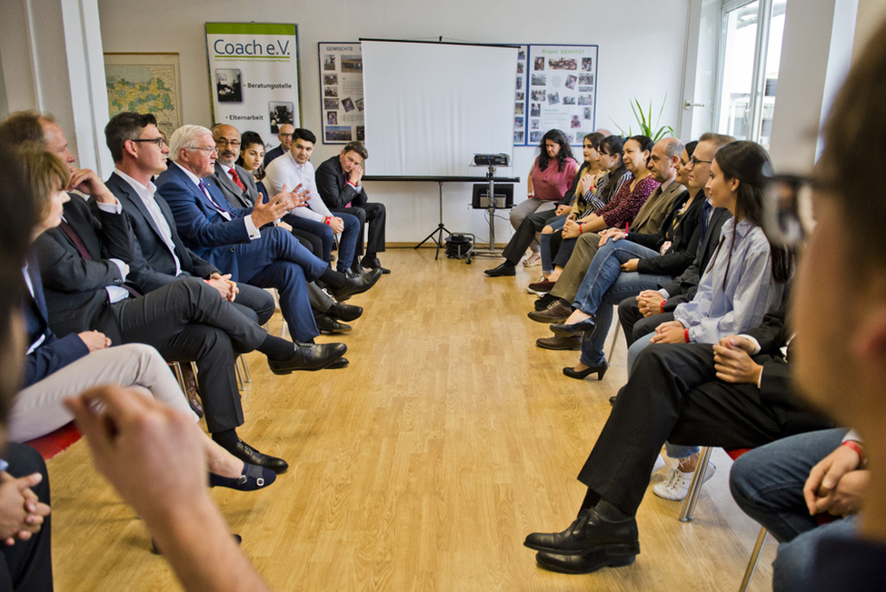 Bundespräsident Frank-Walter Steinmeier beim Gespräch mit ehemaligen Schülerinnen und Schülern und Eltern, die sich beim Verein und Integrationsprojekt 'Coach e. V. – Initiative für Bildung und Integration junger Migranten' in Köln-Ehrenfeld engagieren